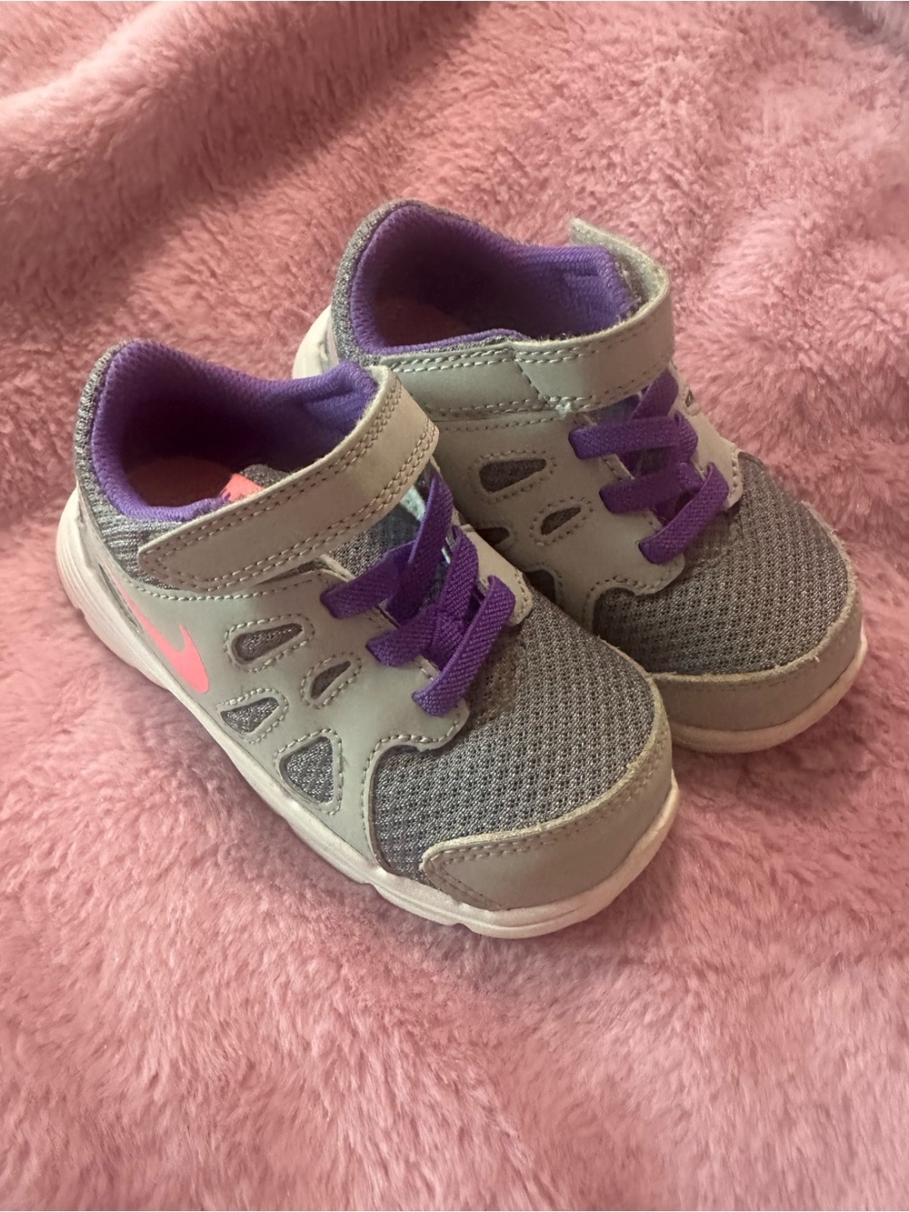NIKE REVOLUTION 2
Nike Kids Gray Sneakers with Purple Lining and Pink Swoosh